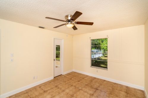 2410 Summit St, Fort Pierce FL  34984-5067 exterior