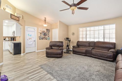 4207 Fallen Leaf Ln, Glendale, AZ 85310-5167
