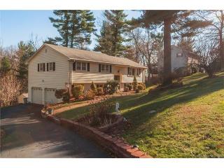8 Arnold Dr, Bloomfield CT  06002-1608 exterior