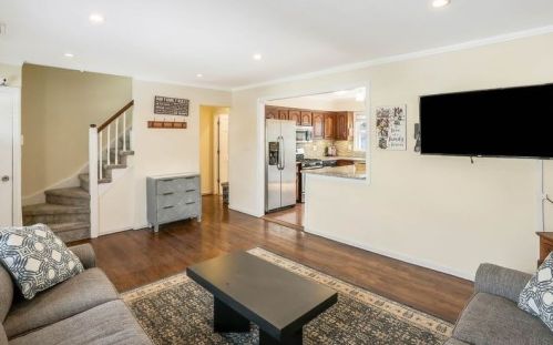 17 Ross Ln, Muttontown, NY 11732-1234