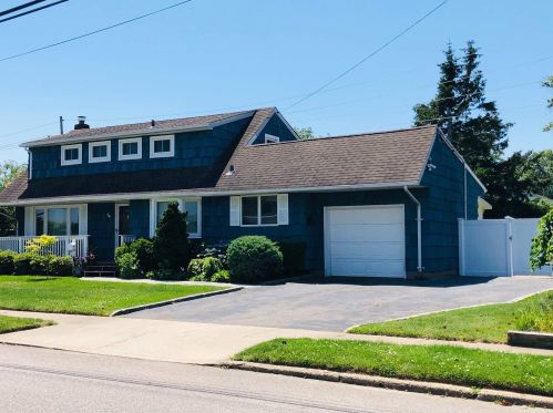 28 Merritt St, West Islip, NY 11795-4220