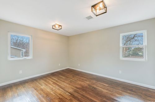 9 Brookwood Dr, Wheatley Heights NY  11798-1005 exterior