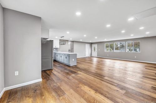 390 Marina Dr, Stratford CT  06614-2934 exterior