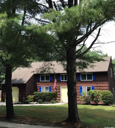 181 Beaver Dam Rd, Brookhaven, NY 11719-9714