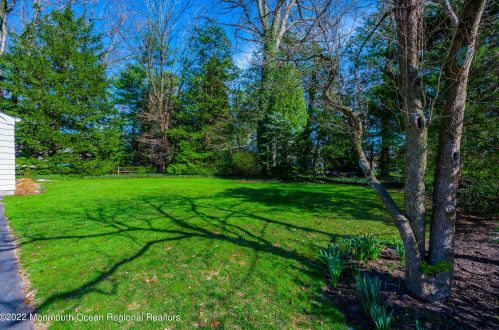 4 Laurel Dr, Little Silver NJ 07739-1416 exterior