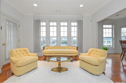 715 Roosevelt Way, Westbury, NY 11590-6685
