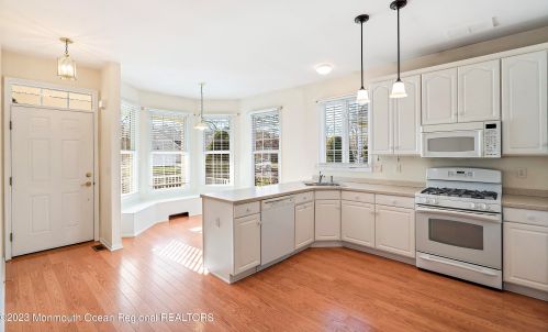 4 Lilac Ln, Tinton Falls, NJ 07712-8548