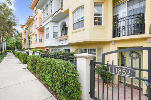 11852 Valencia Gardens Ave, West Palm Beach, FL 33410-2933