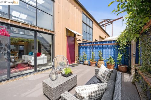 2858 Helen St, Oakland CA  94608-4028 exterior