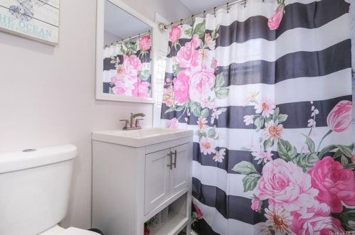 22 Randolph Rd, White Plains NY  10607-1516 exterior