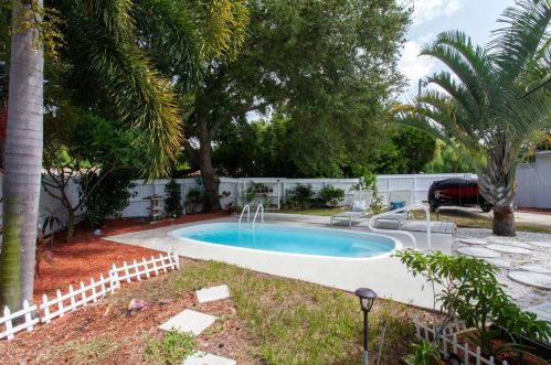 7217 6th Ave, Saint Petersburg, FL 33710-7533