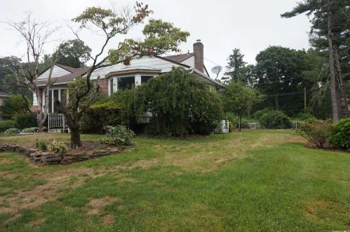 35 Blue Bird Dr, Great Neck, NY 11023-1001