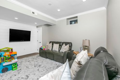 19 Pinehurst Dr, Mount Sinai NY  11766-3421 exterior