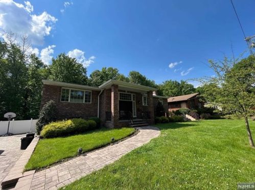 288 Castle Dr, Englewood NJ  07632-1631 exterior