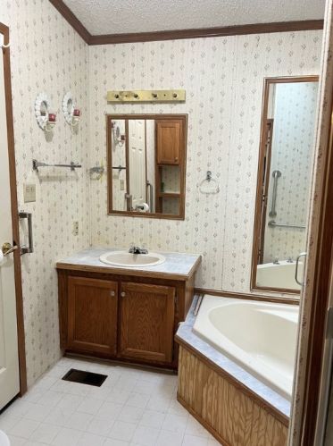 2345 Saratoga Dr, Hermitage PA  16148-6719 exterior