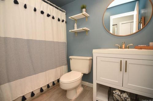 1210 Eagle Bay Dr, Crotonville NY  10562-2355 exterior