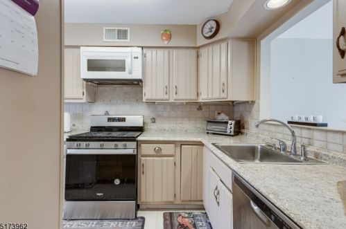 61 Woodland Dr, West Paterson NJ  07424-3707 exterior