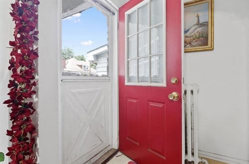 416 3rd St, Jeannette, PA 15644-1728