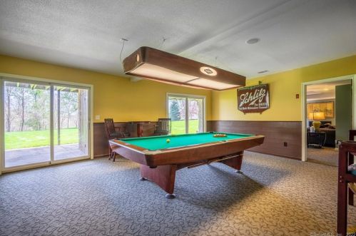 9 Stuart Dr, Bloomfield CT 06002-1524 exterior