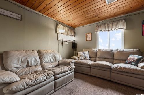 39 Barracuda Rd, East Quogue NY  11942-4916 exterior