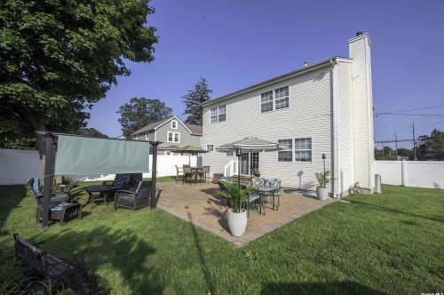 1571 13th St, Babylon NY  11704-3225 exterior