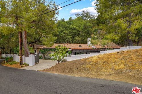 1719 Oak Dr, Topanga CA  90290-4025 exterior