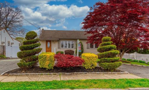 77 Parliament Pl, Babylon, NY 11703-3318
