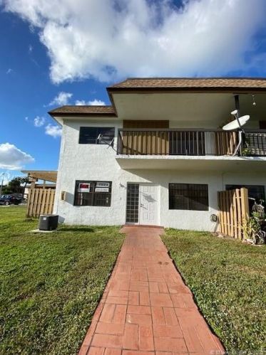 6785 169th St, Hialeah, FL 33015-4284