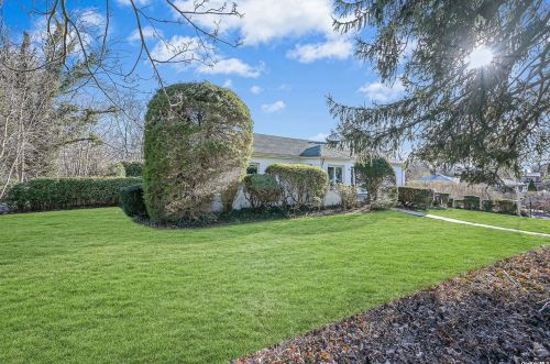 9 White Pine Ln, Northport, NY 11768-3453