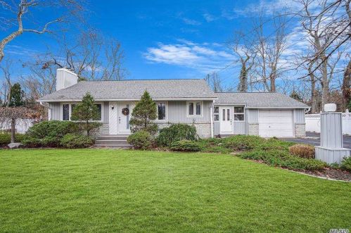 30 Vautrin Ave, Holtsville, NY 11742-1624