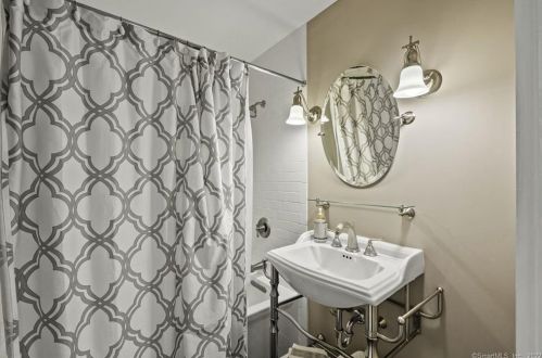 8 Abbott Ave, Ridgefield CT  06877-4407 exterior