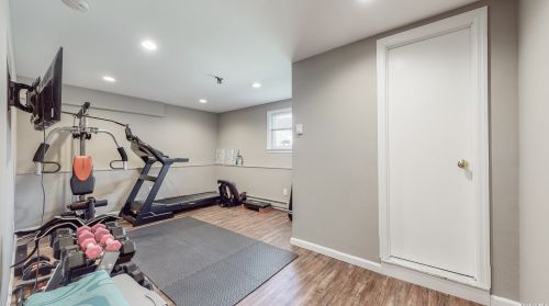 947 Montauk Ave, Islip Terrace NY  11752-1206 exterior