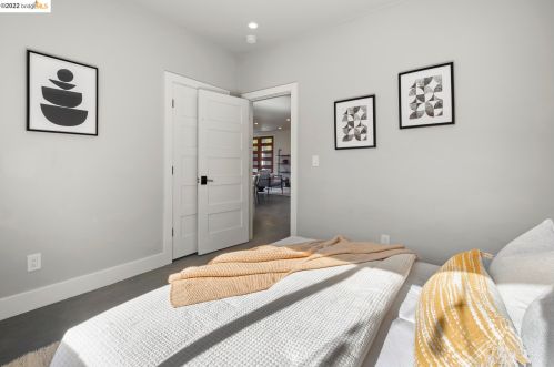 1077 57th St, Oakland CA  94608-2744 exterior