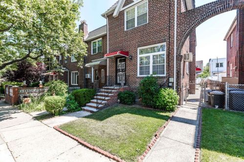 82-69 165th St, Jamaica, NY 11432-1208