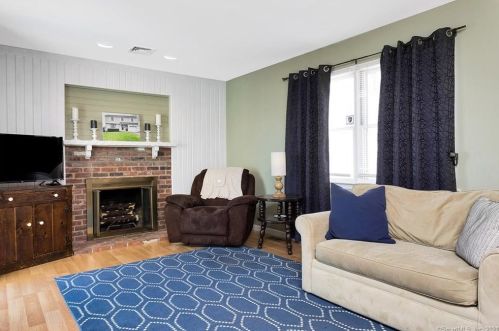 16 Vollmer Ave, Norwalk CT  06851-4132 exterior