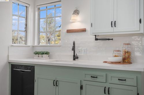 1 Kingsland Pl, Oakland CA  94619-2608 exterior