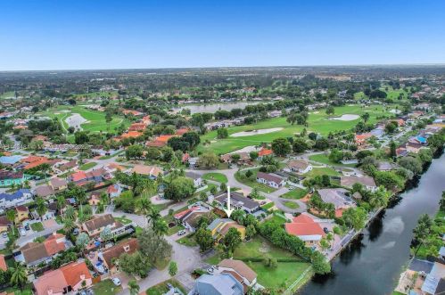 7692 Oakmont Cir, Hialeah FL  33015-2046 exterior