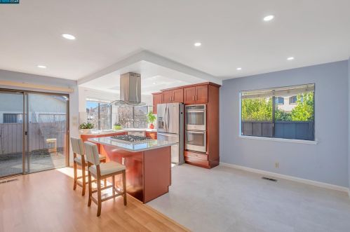 701 Begonia Dr, San Leandro CA  94578-3804 exterior