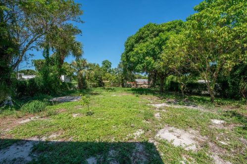 1121 Summit Blvd, West Palm Beach FL  33405-3031 exterior