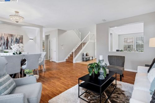1921 Sparrowhawk St, Manteca, CA 95337-7914