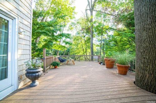 25 Ascot Ridge Rd, Great Neck NY  11021-2912 exterior