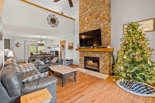 1223 Riverton Dr, Mukwonago WI  53149-1053 exterior