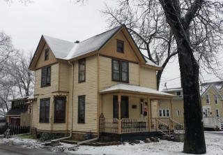 241 Summit Ave, Oconomowoc, WI 53066-9274