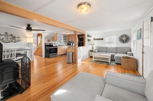 121 Shore Rd, Waterford CT  06385-3628 exterior