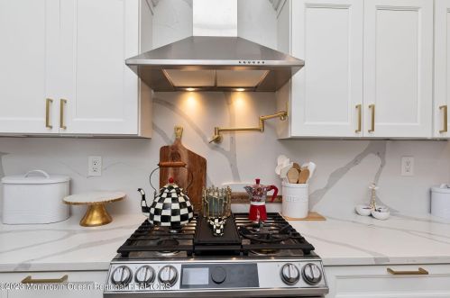 6 Stevens Pl, Hazlet NJ  07730-1205 exterior