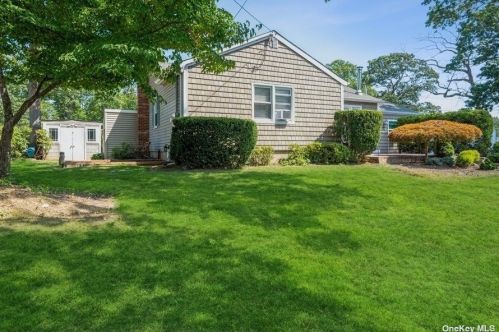 105 Woodrow Pkwy, Babylon, NY 11704-7316
