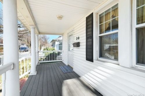36 Herkomer St, New Hyde Park, NY 11040-4909