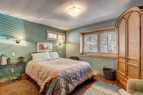 725 Stanford Ave, South Lake Tahoe CA  96150-2417 exterior