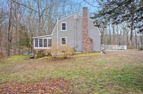 11 Palmer Dr, Gales Ferry CT  06335-1529 exterior