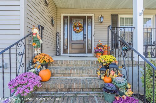 12 Yale Ct, Tinton Falls, NJ 07724-9727